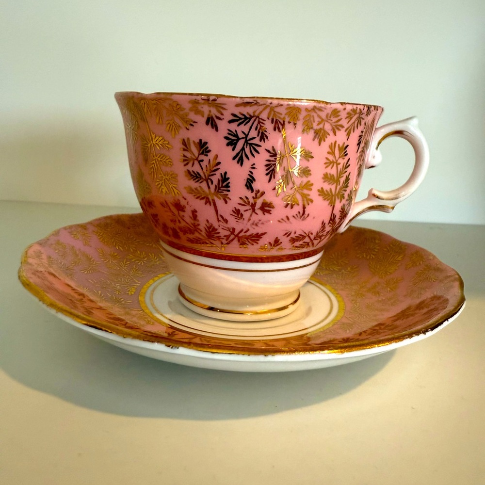 Vtg Colclough Bone China Scalloped Teacup & Saucer Pink w/Gold Leaf Pattern 7780